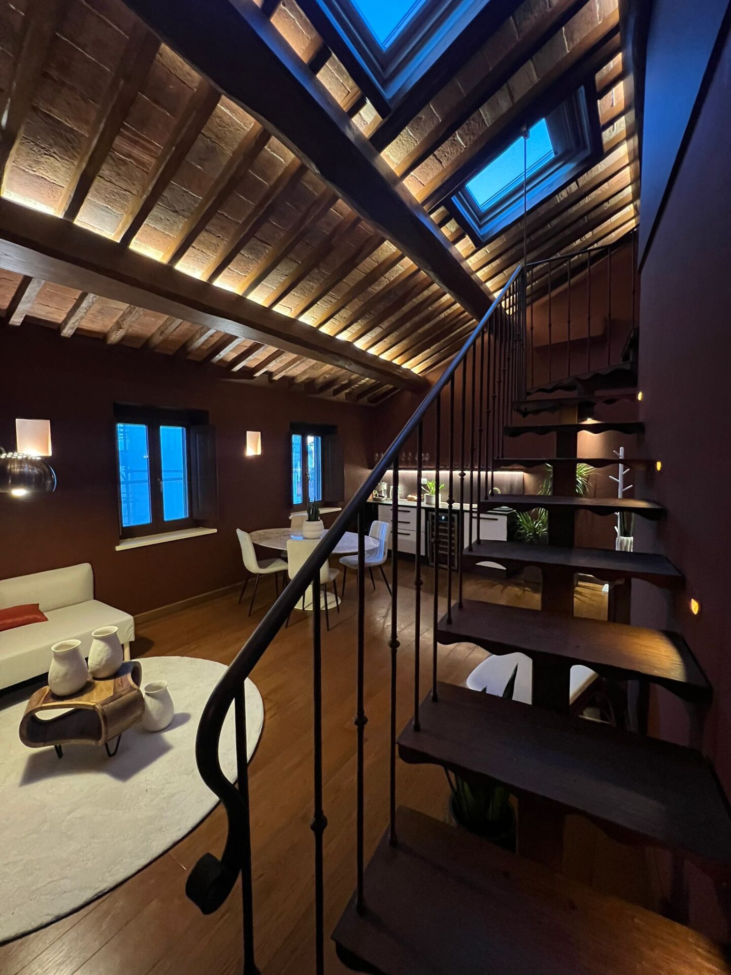 Atmosfera calda e moderna con dettagli di design, soffitti a travi e uno spazio perfetto per rilassarsi o intrattenere.