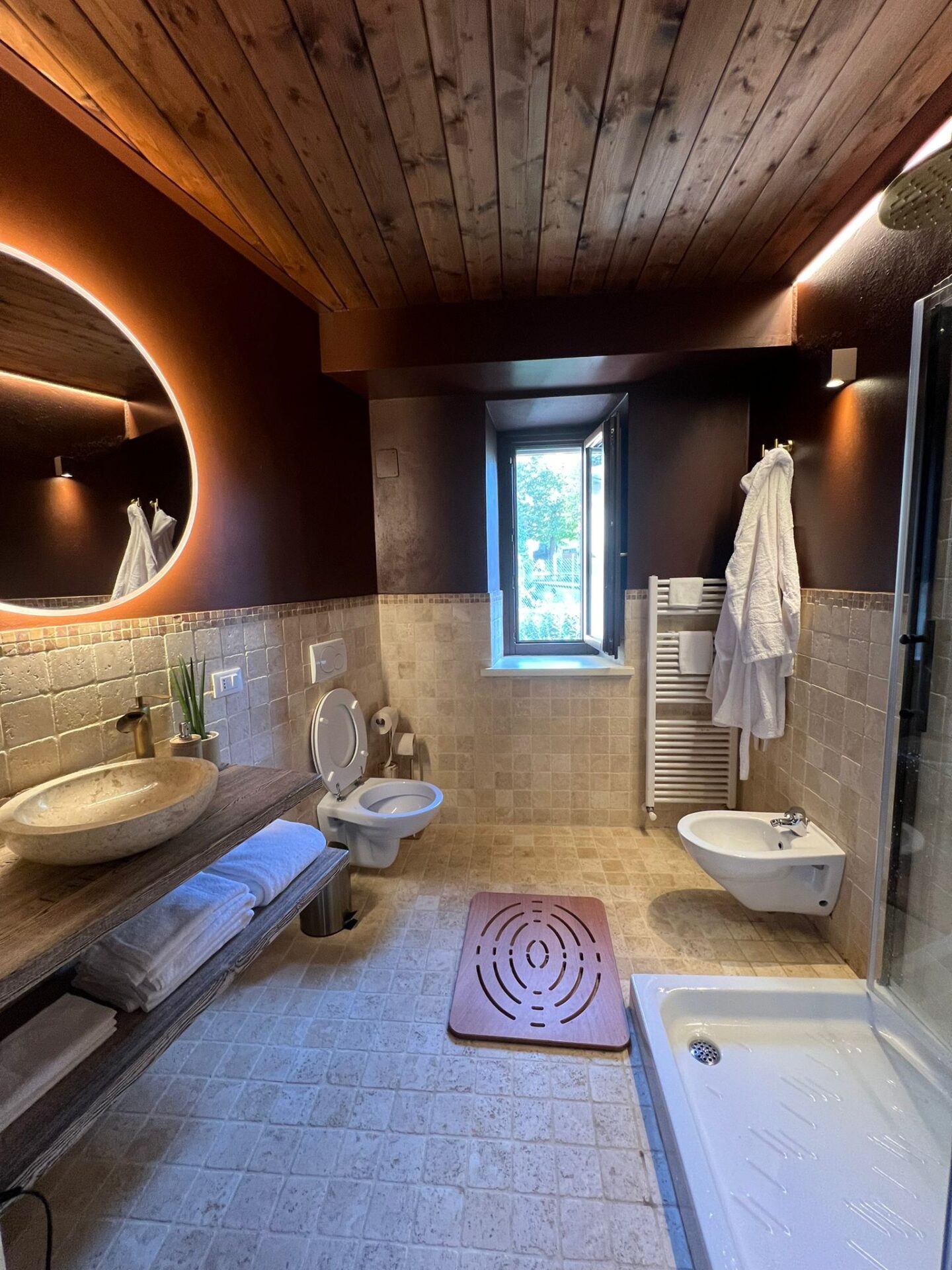 Eleganza rustica con dettagli in pietra naturale e un’illuminazione rilassante per un’esperienza rigenerante.